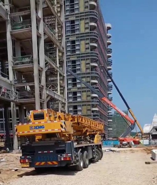 中電四公司初村威高利彤疫苗廠房建設(shè)，吊車(chē)作業(yè)中