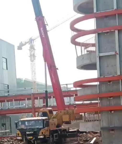 中電四公司初村威高利彤疫苗廠房建設(shè)，吊車(chē)作業(yè)中